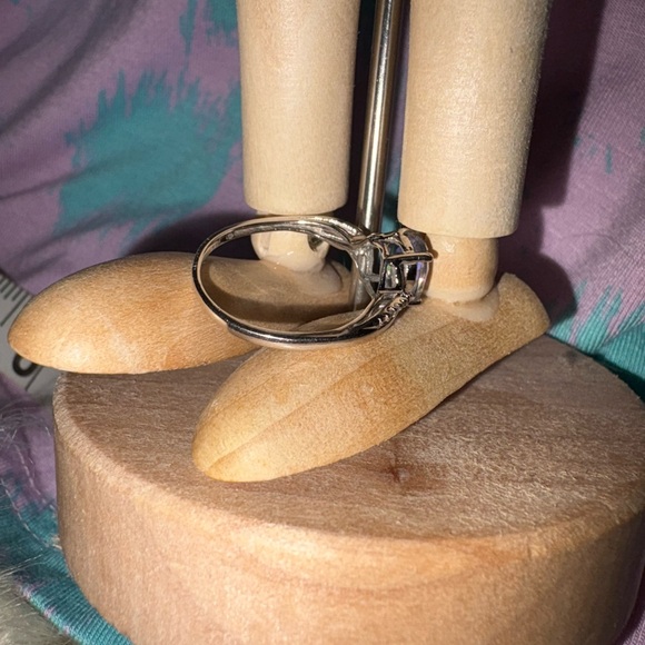 Elegant Silver and Blue Gemstone Ring - Picture 4 of 5